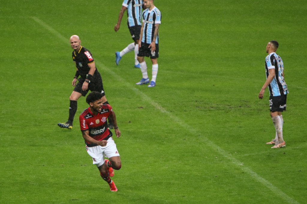 Copa do Brasil: Com um a menos, Flamengo faz 4 a 0 contra o Grêmio fora de casa