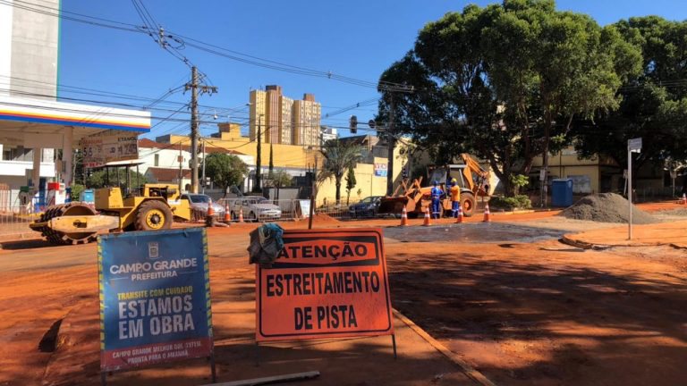 Obras de drenagem interditam cruzamento da Rui Barbosa com Marechal Rondon nesta quinta