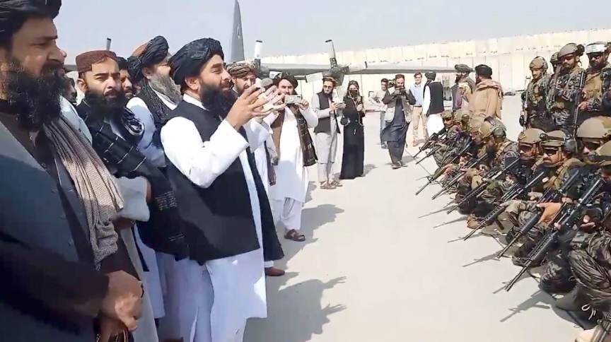 Após saída dos EUA, Talibã assume aeroporto de Cabul e comemora com tiros