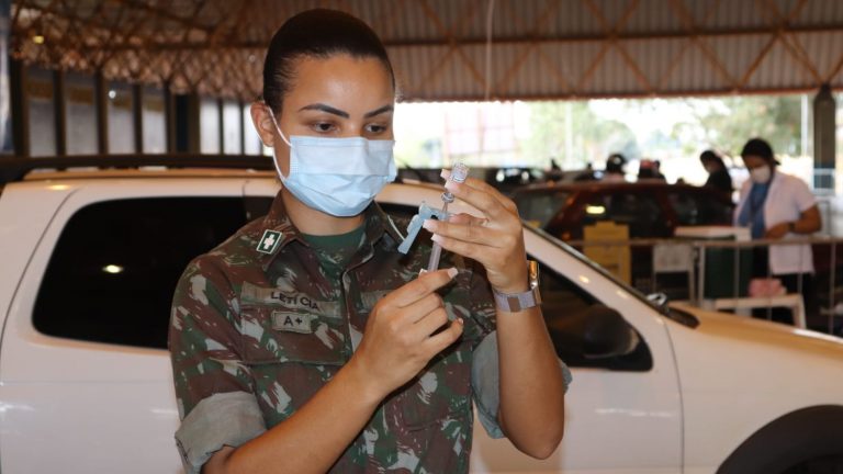 Com novas equipes disponibilizadas pelo exército, drives ganham reforço na vacinação e organização das filas