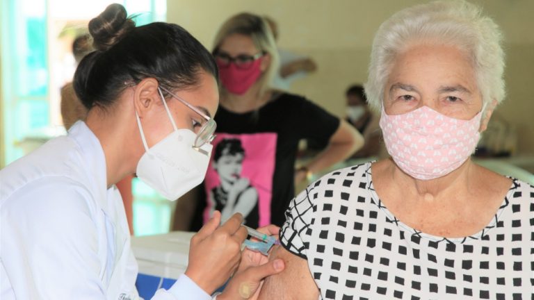 Prefeitura vacina idosos de 85 anos ou mais com dose de reforço e aplica 2ª dose de Astrazeneca e Coronavac nesta sexta
