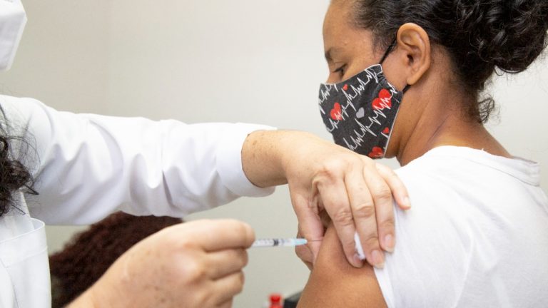 Vacina contra gripe estará disponível para toda população enquanto houver estoque