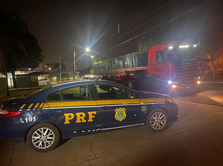 PRF recupera em Campo Grande (MS) carreta roubada em SP