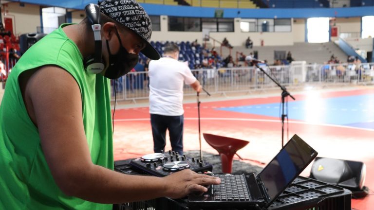 Para atrair jovens, drives de vacinação terão de DJ a grupo musical nesta quinta