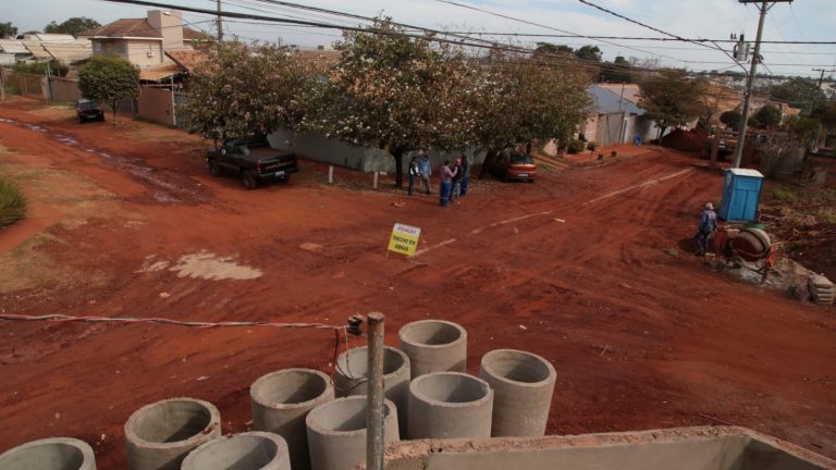 Prefeitura inicia drenagem para chegada do asfalto no Rita Vieira