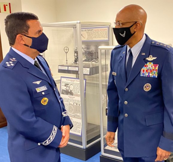 Cooperação operacional: Comandante da Aeronáutica é recebido no Pentágono americano