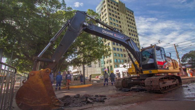 Prefeitura dá continuidade aos trabalhos na Rua Rui Barbosa nesta terça-feira