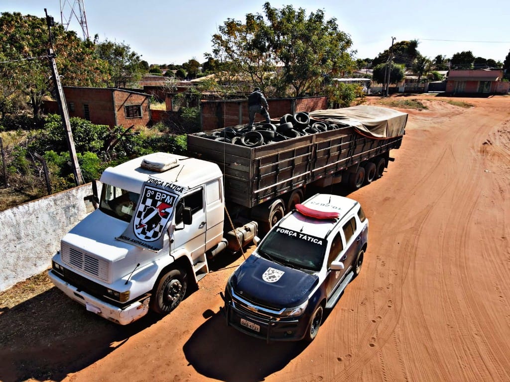 Força Tática do 8° BPM na Operação Hórus, apreende carreta carregada com pneus contrabandeados do Paraguai