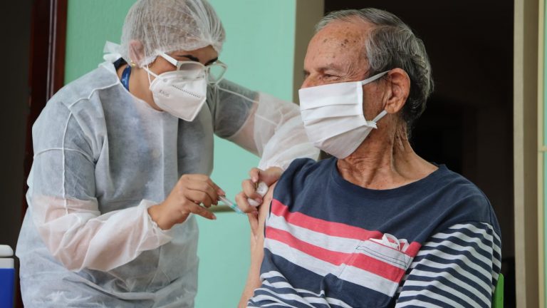 Prefeitura vacina idosos com a dose de reforço e dá andamento à aplicação da 2ª dose nesta segunda