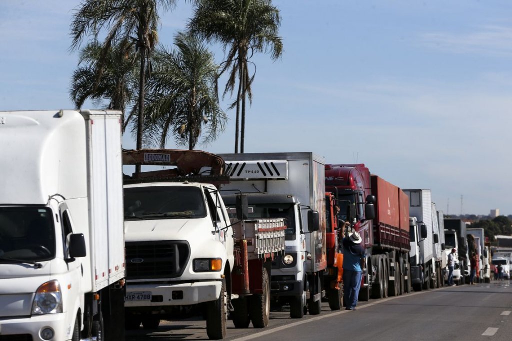 Com protesto contornado, caminhoneiros agora podem se voltar contra governadores, alerta Bruna Torlay