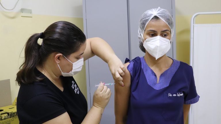 Campo Grande inicia vacinação de trabalhadores da saúde com a dose de reforço