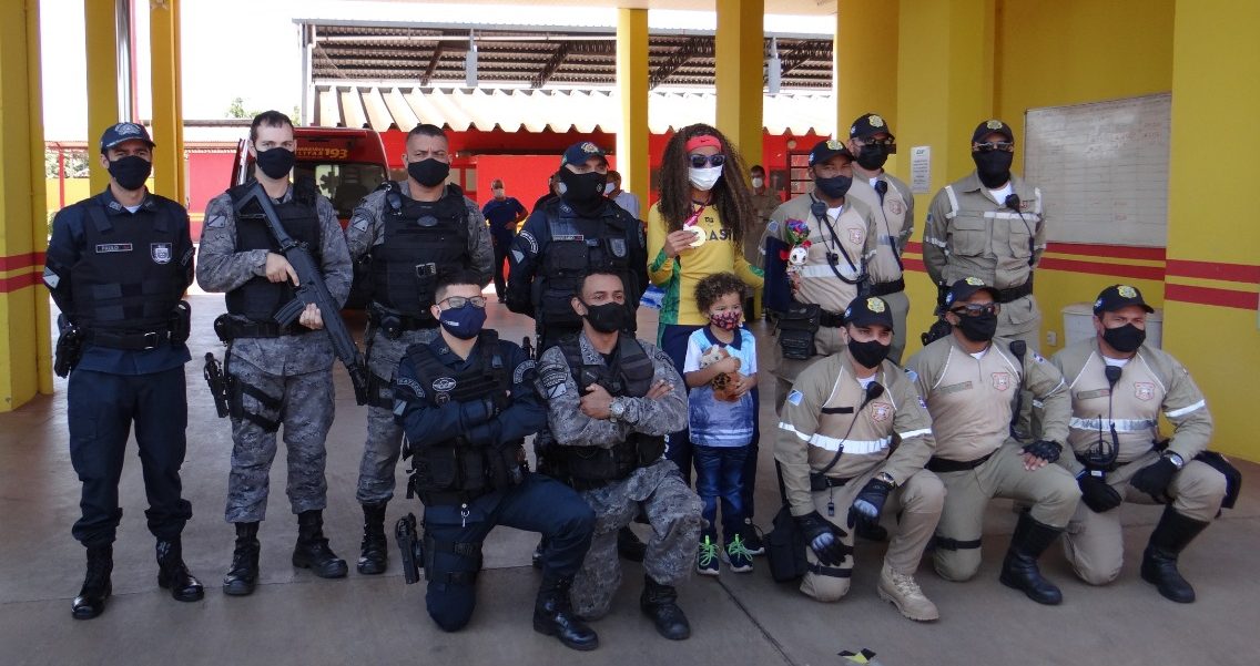 Polícia Militar participa de recepção a atleta paralímpica Silvânia Acosta.