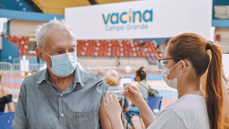 Prefeitura amplia aplicação de reforço para idosos de 68 anos ou mais vacinados com a 2ª dose até 15 de maio