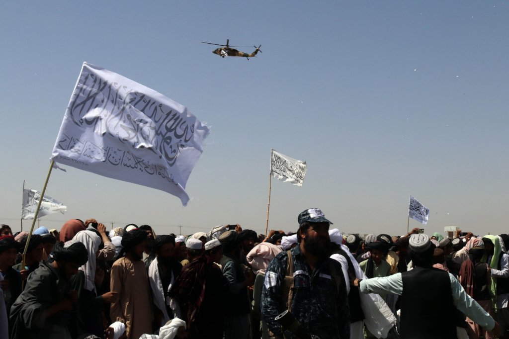 Talibã faz desfile militar com helicóptero, blindados e armas dos Estados Unidos