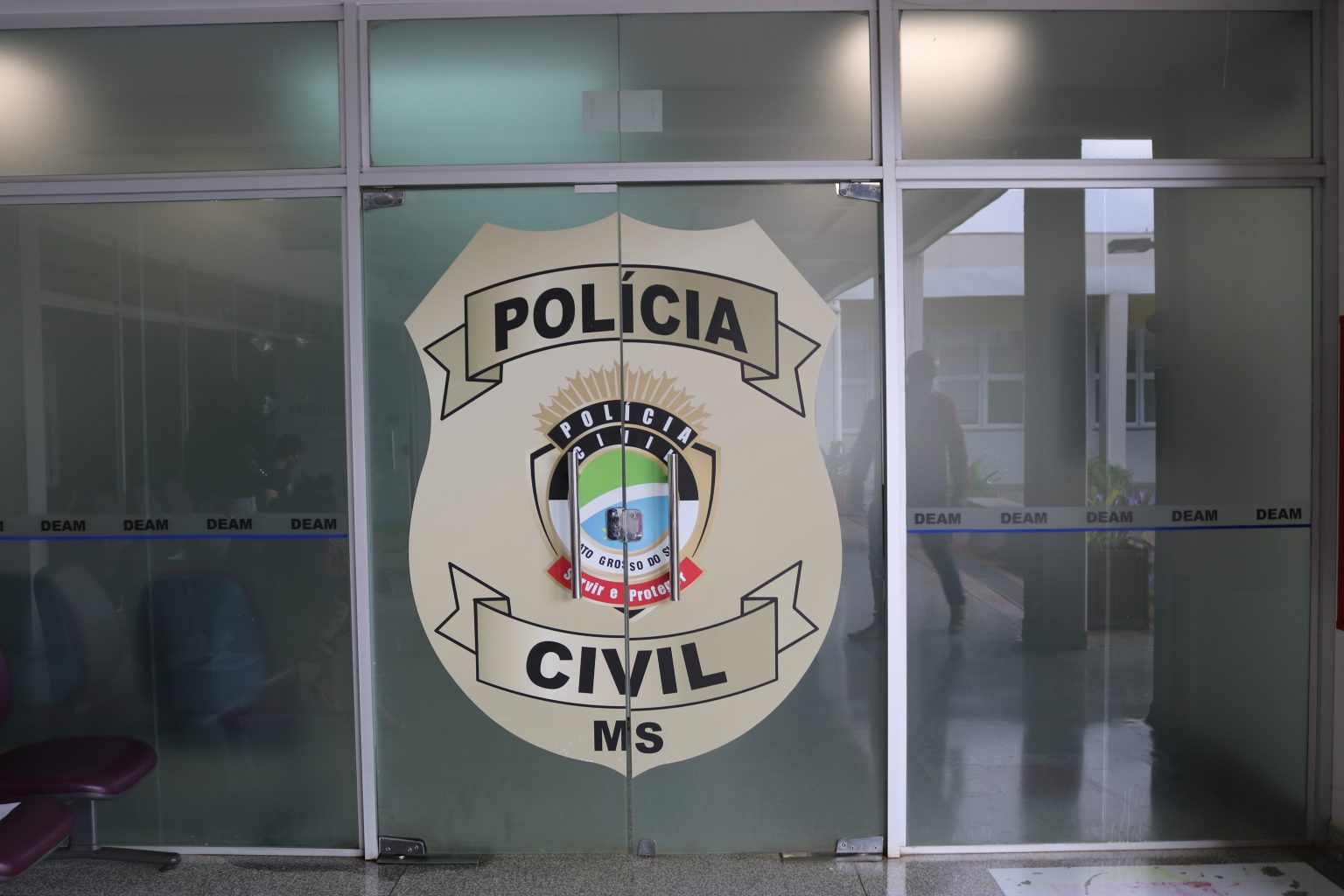 Polícia Civil divulga fotos de investigado por tentativa de feminicídio em Campo Grande e que se encontra foragido