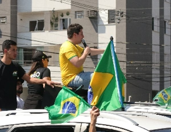 Com microfone nas mãos, deputado João Henrique participa do 7 de setembro em Campo Grande