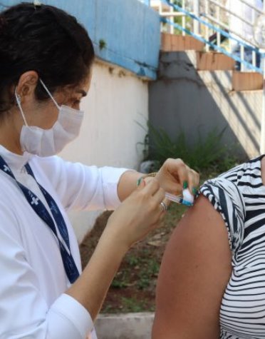 Domingo de vacinação contra covid na Capital, veja horário e locais