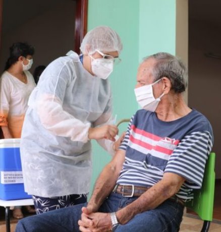 Prefeitura inicia força-tarefa para vacinar cerca de 2 mil idosos asilados e acamados com a 3ª dose