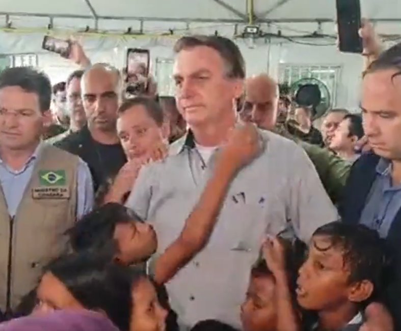 Em Roraima: Bolsonaro vê de perto miséria no acampamento de venezuelanos