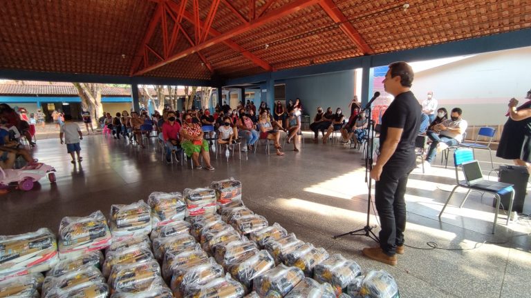 Prefeitura e Famasul realizam entrega de cestas básicas para famílias da região da Vila Nasser