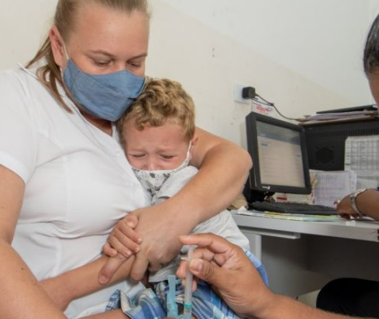 Covid: Sexta-feira com plantão de vacinação e aplicação de doses de rotina