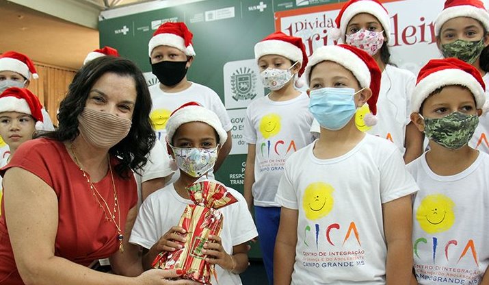 Campanha de Natal vem para resgatar alegria e devolver sorriso, afirma primeira-dama Fátima Azambuja