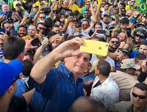 Em visita ao Rio Grande do Norte, Bolsonaro é seguido por multidão nas ruas