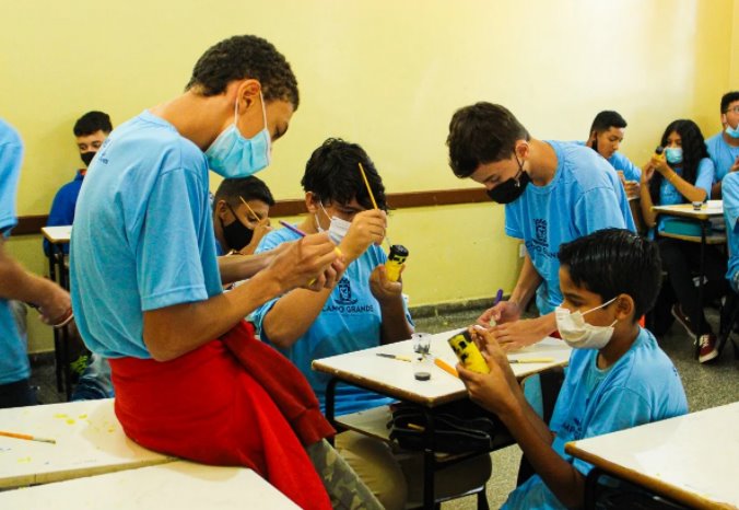 Alunos de escola municipal da Capital aprendem a fazer os bugrinhos de Conceição durante a Semana do Artesão