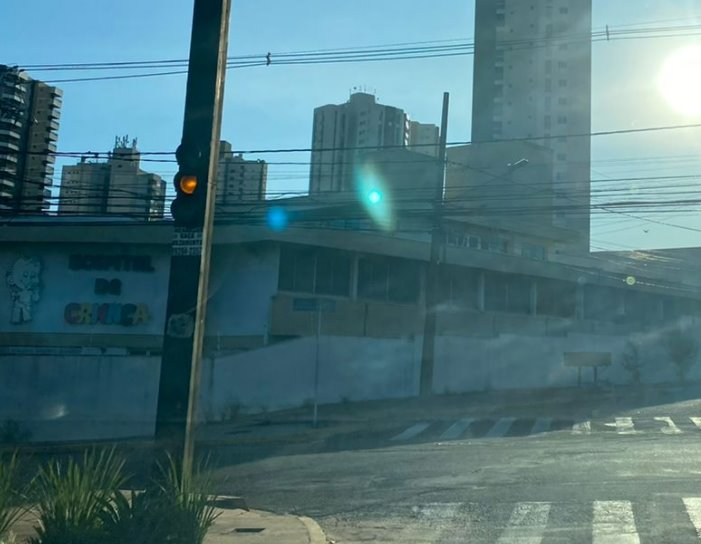 Há mais de 48 horas: Semáforo com defeito dificulta o trânsito no centro de Campo Grande