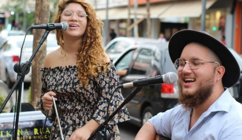 Quinta Cultural acontece hoje com show do Duo Vozmecê na Praça dos Imigrantes