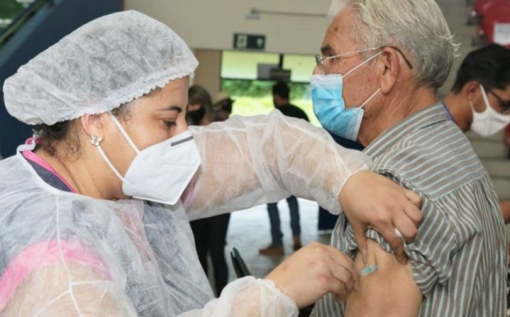 Com mais de 70 locais abertos, vacinação contra a gripe segue disponível para toda a população