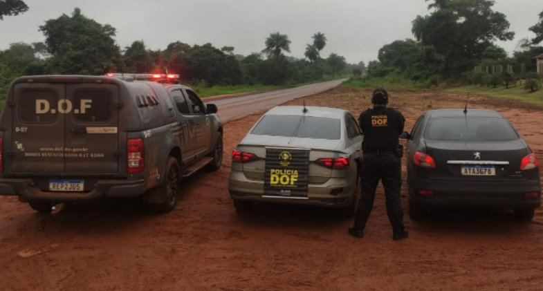 DOF recupera dois carros roubados no Rio Grande do Sul que eram levados para Tacuru para pagar dívida com traficantes