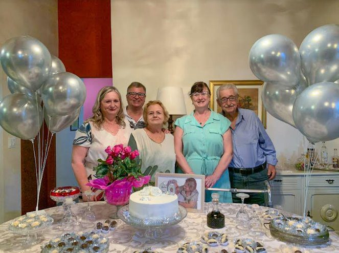 Depois de procedimento cardíaco, paciente de 82 anos sai de hospital e comemora Bodas de Diamante ao lado da amada e familiares