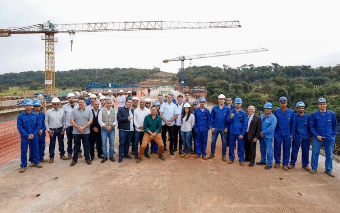 Bolsonaro visita obra viária e entrega primeira etapa de complexo esportivo em Jataí