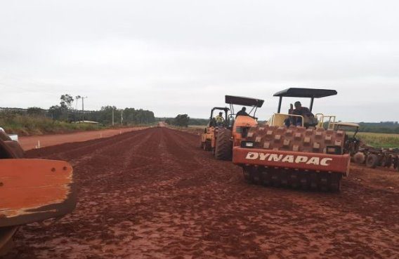 Obra de asfalto no Capão Seco segue em várias frentes de trabalho, com drenagem, base e terraplanagem na MS-258