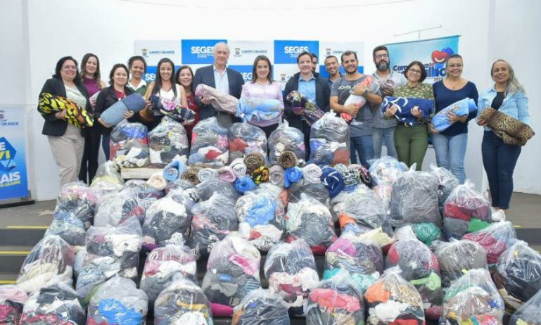 Campanha: Prefeita Adriane Lopes recebeu agasalhos e cobertores arrecadadas
