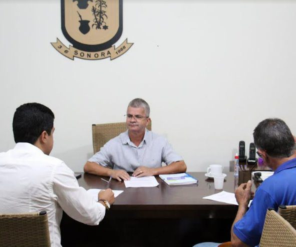 Prefeito de Sonora, que é também presidente do Cointa, assina contratos de gestão