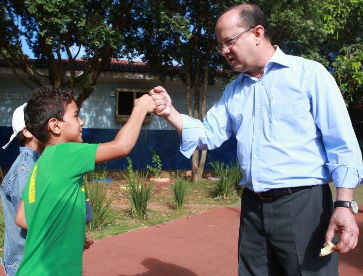Barbosinha atende comunidade e consegue quadra de esporte para alunos de escola em Camapuã