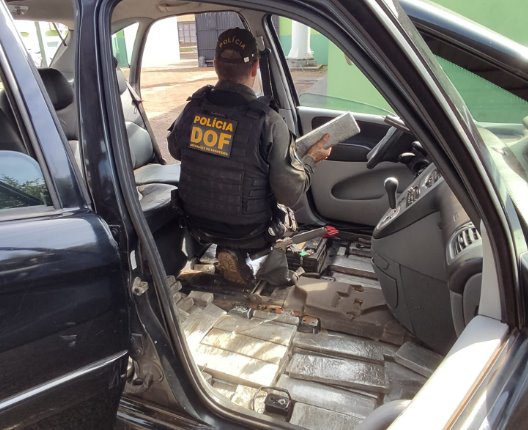 DOF apreende droga que seguia em fundo falso de carro para litoral paulista