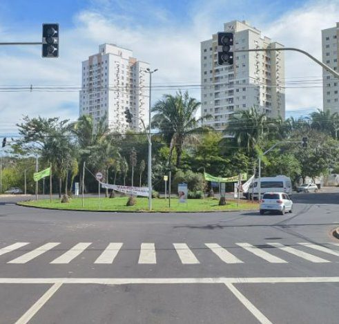 Começa a instalação de semáforos na rotatória da Rui Barbosa com Rachid Neder