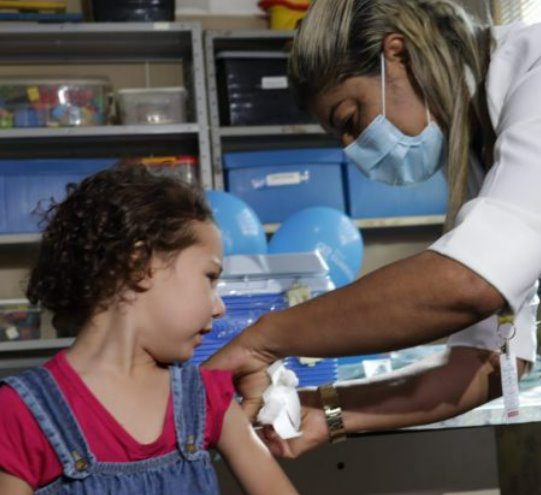 Crianças de 3 e 4 anos já podem tomar vacina contra Covid-19 e Influenza em Campo Grande