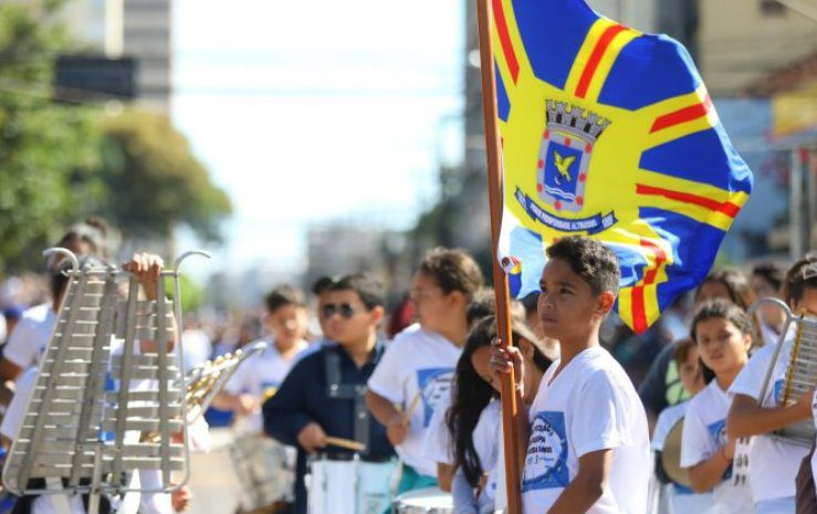 Mais de cinquenta entidades participam de desfile cívico-militar neste sábado (26)