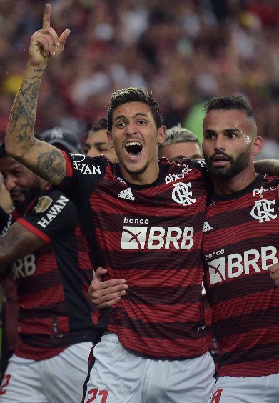 Pedro brilha e Flamengo se garante na semifinal da Libertadores