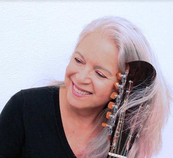Tetê Espíndola comemora seus 44 anos de carreira nesta quinta-feira, 25, junto com a Orquestra de Câmara do Pantanal