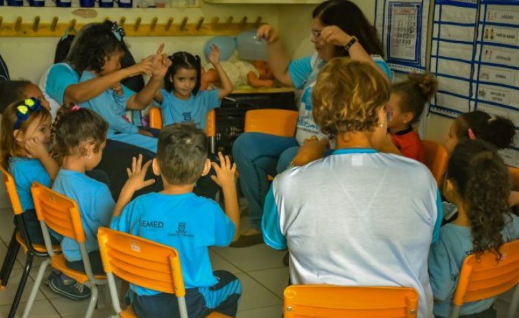 Alunos aprendem Libras e ensino garante inclusão de aluna surda em Emei