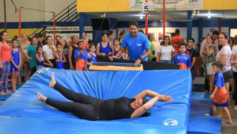 Pais e filhos praticam ginástica artística e brincadeiras esportivas marcam Dia da Família no Cefat