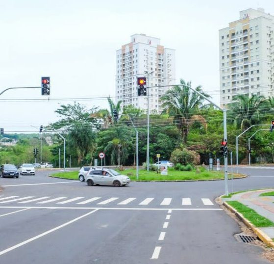 Semáforos da rotatória da Rui Barbosa com Rachid Neder já estão funcionando