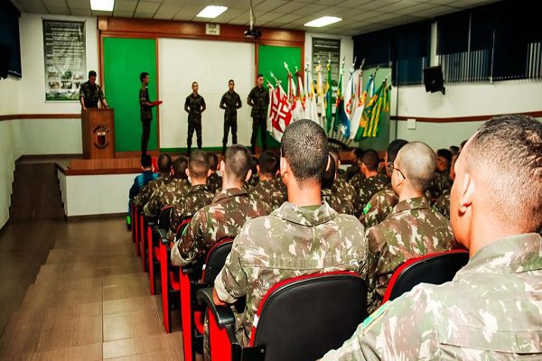 Campo Grande: 20º RCB condecora soldados Destaques do Ano
