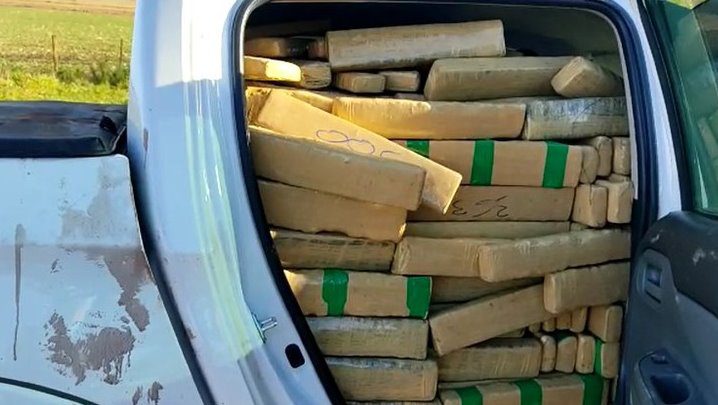 PRF apreende 1,3 tonelada de maconha e recupera caminhonete em Dourados