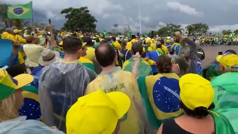 Protestos contra Lula e o resultado das eleições tomam conta do Brasil no dia da Proclamação da República